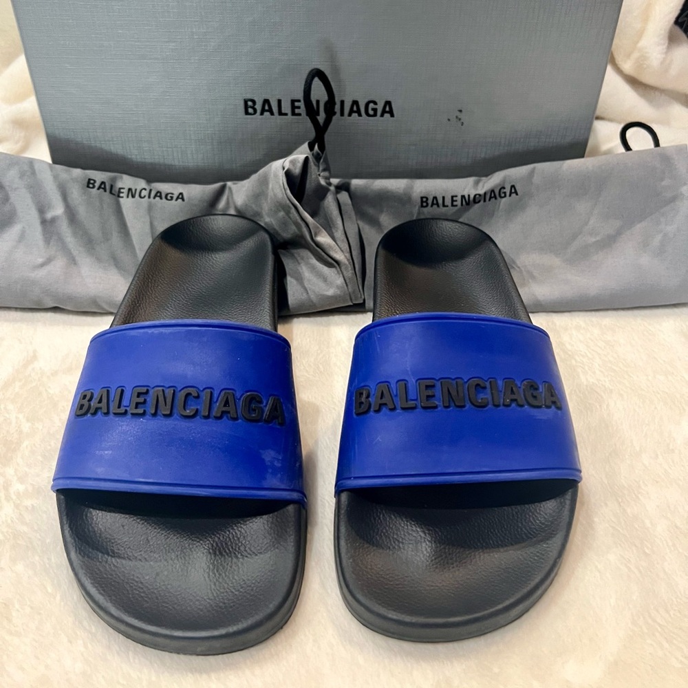 Authentic Balenciaga slides Euro 35
Bicolor/Pool Slide Rubber/Log